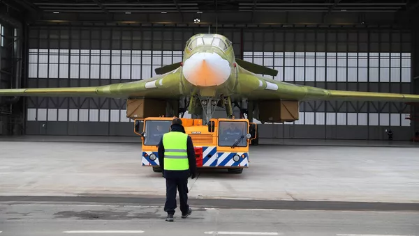 La salida del prototipo del bombardero estratégico modernizado Tu-160M2 a la pista de despegue en Kazán, Rusia - Sputnik Mundo
