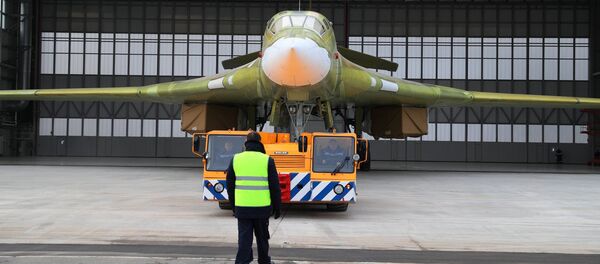 La salida del bombardero estratégico modernizado Tu-160M2 a la pista de aterrizaje de pruebas en Kazán - Sputnik Mundo