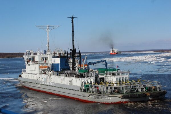 Un rompehielos en las aguas de Arjánguelsk - Sputnik Mundo