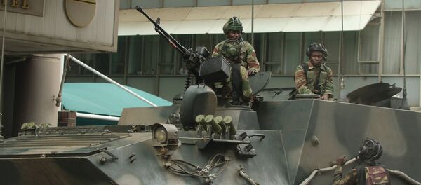 Militares patrullan las cales de Harare, la capital de Zimbabue - Sputnik Mundo