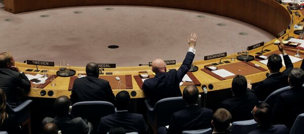 Vasili Nebenzia, embajador de Rusia ante la ONU, vota a favor de la resolución para extender las investigaciones de los ataques químicos en Siria - Sputnik Mundo