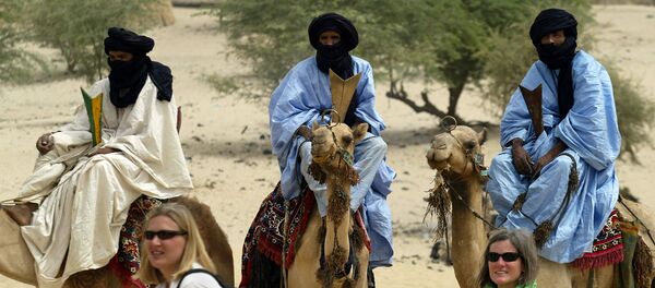 Turistas junto a los nómadas tuareg en Mali, Libia, en 2004 - Sputnik Mundo