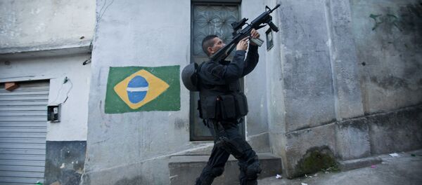 Un policía del Batallón de Operaciones Policiales Especiales de Rio de Janeiro - Sputnik Mundo
