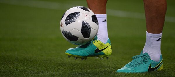 Una pelota de fútbol - Sputnik Mundo