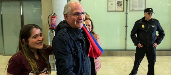 El opositor venezolano Antonio Ledezma tras aterrizar en Madrid - Sputnik Mundo