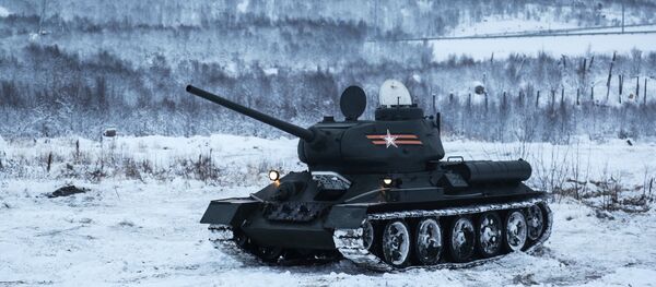 El tanque soviético T-34 durante ejercicios militares en condiciones invernales El tanque soviético T-34 durante ejercicios militares en condiciones invernales - Sputnik Mundo