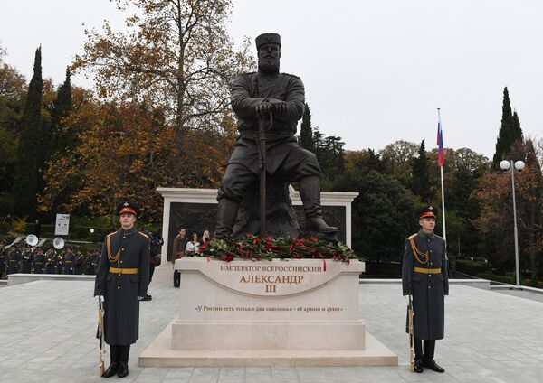 El monumento al emperador Alexandr III El monumento al emperador Alexandr III - Sputnik Mundo