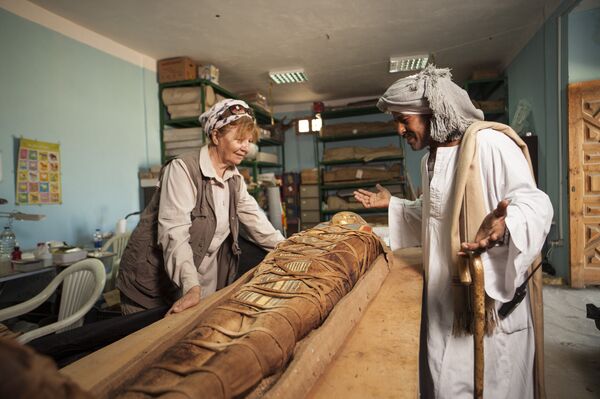 Galina Belova, jefa del equipo de arqueólogos, presenta la momia descubierta en el oasis de El Fayum, Egipto. - Sputnik Mundo