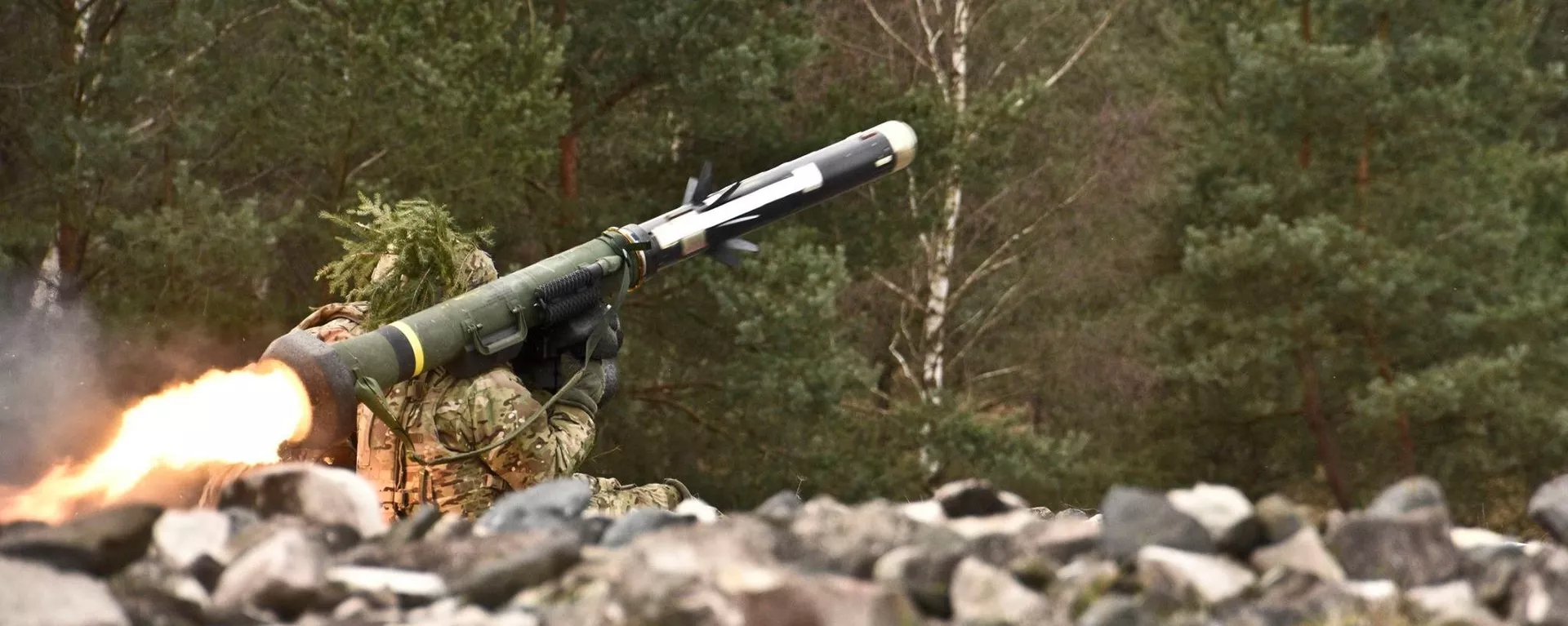 Soldado lanza un misil antitanque Javelin (archivo) - Sputnik Mundo, 1920, 20.05.2022