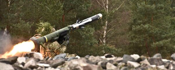 Soldado lanza un misil antitanque Javelin (archivo) - Sputnik Mundo