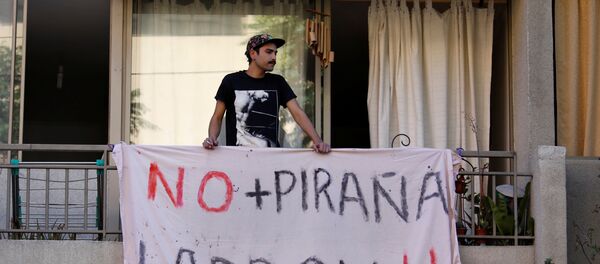 Un demonstrante en Chile - Sputnik Mundo