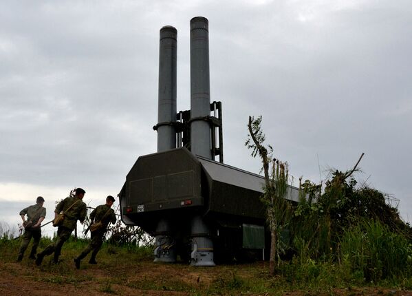 El K-300 Bastion es un sistema de misiles antibuque destinado a mantener las naves militares enemigas lejos de las costas rusas. Viene equipado con misiles de crucero supersónicos P-800 Oniks (del ruso 'ónix') capaces de alcanzar su blanco a una distancia de hasta 300km. - Sputnik Mundo