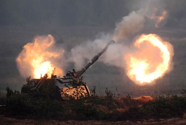 El obús autopropulsado 2S19 Msta-S está destinado a proporcionar apoyo de fuego a las divisiones de tanques e infantería en el campo de batalla. A pesar de ser un sistema de artillería pesado con una gran potencia de fuego, su motor de 780 caballos de potencia le permite una gran movilidad, por lo que una vez realizado el ataque, el cañón autopropulsado cambia de posición y evita así recibir un ataque de respuesta directo. - Sputnik Mundo