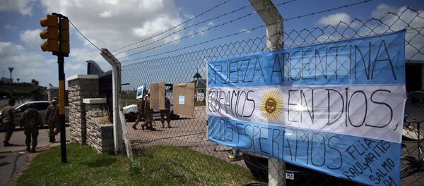 La bandera de Argentina en la entrada a la Base Naval - Sputnik Mundo