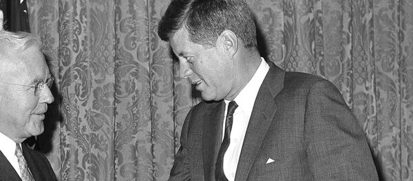 El director de la CIA, John McCone, y el presidente de EEUU, John F. Kennedy - Sputnik Mundo