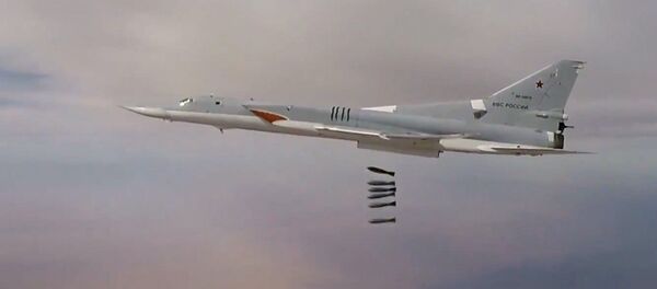 El Tu-22M3 ruso bombardea los depósitos de armas de Daesh en Siria (archivo) - Sputnik Mundo