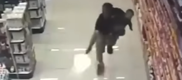 Impactante: un policía mata a dos ladrones mientras sostiene a su bebé en brazos - Sputnik Mundo