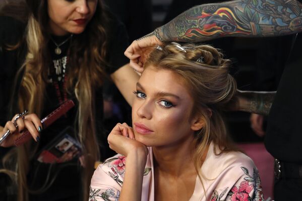 Stella Maxwell, de Nueva Zelanda, antes de salir a la pasarela - Sputnik Mundo