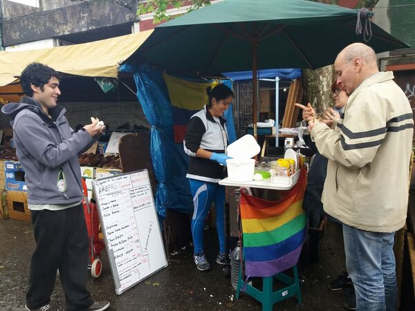 Uruguayos compran arepas colombianas en la tradicional feria de la calle Salto. Uruguayos compran arepas colombianas en la tradicional feria de la calle Salto. - Sputnik Mundo