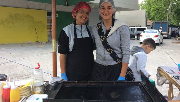 Mildred Galvis, a la derecha, junto a su hermana Lissette Galvis - Sputnik Mundo