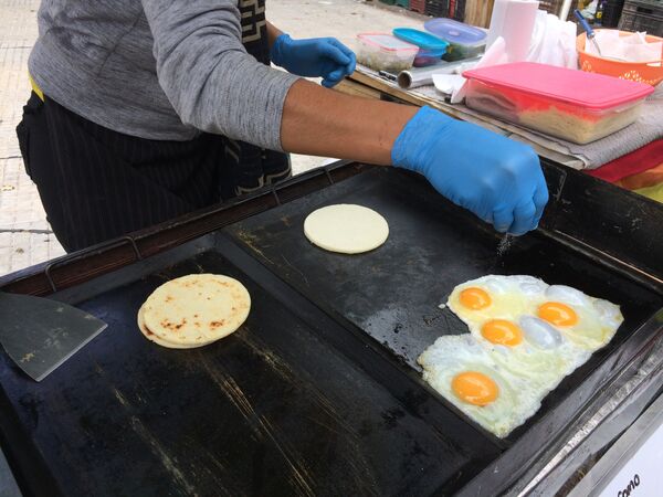 La arepa con huevos a la plancha es una de las más solicitadas por los uruguayos La arepa con huevos a la plancha es una de las más solicitadas por los uruguayos - Sputnik Mundo