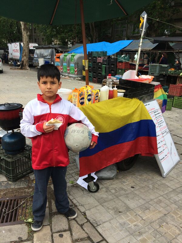 Angel acompaña a su madre los fines de semana en la feria Angel acompaña a su madre los fines de semana en la feria - Sputnik Mundo