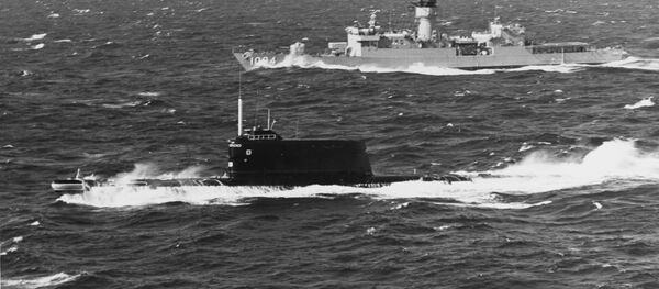 Un submarino soviérico de la clase 629A, la misma a la que pertenecía el K-129, navega en aguas danesas frente a un buque estadounidense - Sputnik Mundo