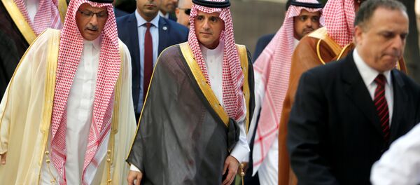 Adel Jubeir, el ministro saudí de Asuntos Exteriores (centro) - Sputnik Mundo