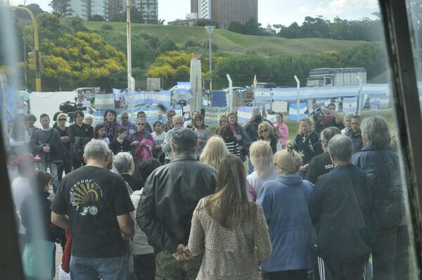 Familiares y allegados de la tripulación del submarino ARA San Juan de la Armada argentina - Sputnik Mundo