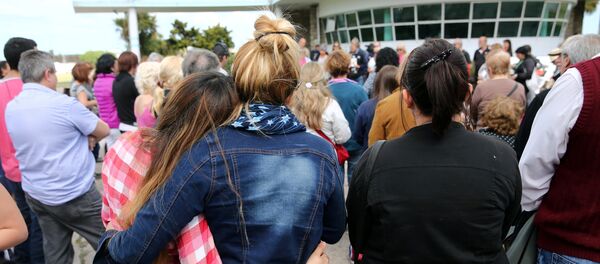Two women embrace as they gather to pray for the 44 crew members of the missing at sea ARA San Juan submarine Two women embrace as they gather to pray for the 44 crew members of the missing at sea ARA San Juan submarine - Sputnik Mundo