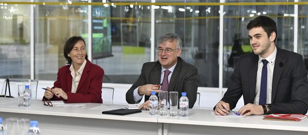 El Embajador de España en Rusia, Ignacio Ibáñez Rubio (en el centro de la imagen) durante su visita al parque tecnológico de Skolkovo - Sputnik Mundo