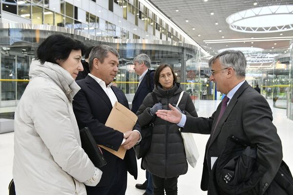 La coordinadora del área de proyectos internacionales de Skolkovo, Vera Búnina, y uno de los vicepresidentes del parque, Aleksandr Chernov, charlan con la delegación española - Sputnik Mundo