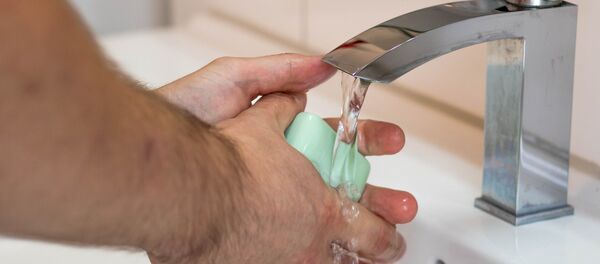 Un hombre se lava las manos (imagen ilustrativa) - Sputnik Mundo