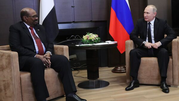 El presidente ruso, Vladímir Putin con su par sudanés, Omar Bashir El presidente ruso, Vladímir Putin con su par sudanés, Omar Bashir - Sputnik Mundo