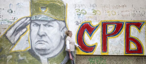 Un grafiti con el retrato del exmilitar serbobosnio Ratko Mladic - Sputnik Mundo