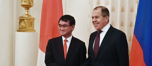 El ministro de Asuntos Exteriores de Japón, Taro Kono, y el ministro de Asuntos Exteriores de Rusia, Serguéi Lavrov - Sputnik Mundo