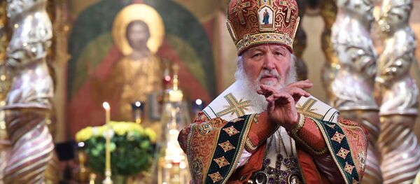 Патриарх Московский и всея Руси Кирилл во время богослужения в честь 100-летия восстановления Патриаршества на Руси в Большом соборе Донского ставропигиального мужского монастыря - Sputnik Mundo