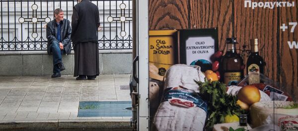 Un camión que anuncia productos de comida italiana pasa frente a una iglesia ortodoxa rusa - Sputnik Mundo
