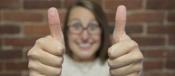 Una chica gesticulando con las manos - Sputnik Mundo