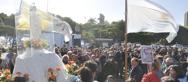 Familiares de tripulación de submarino perdido cuestionan a Dios lo sucedido - Sputnik Mundo