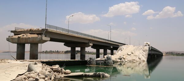 Un puente destruido por Daesh en Siria - Sputnik Mundo