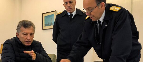 El contralmirante Gabriel González, jefe de la Base Naval de Mar del Plata, habla a Mauricio Macri, presidente de Argentina, acerca del submarino desaparecido ARA San Juan - Sputnik Mundo