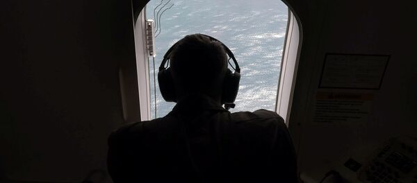 Un oficial de la Marina de EEUU ayuda a buscar el submarino ARA San Juan - Sputnik Mundo