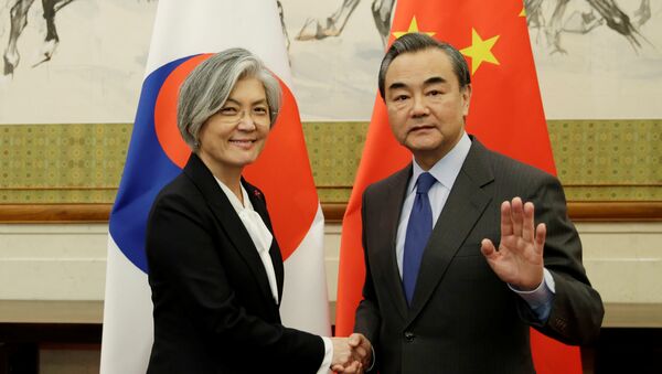 La ministra de Defensa de Corea del Norte, Kang Kyung-wha, y su homólogo chino, Wang Yi, en Pekin - Sputnik Mundo