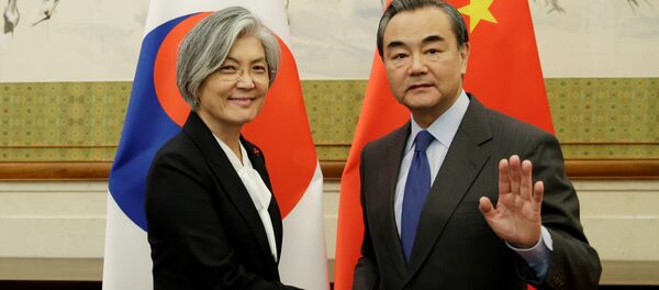 La ministra de Defensa de Corea del Sur, Kang Kyung-wha, y su homólogo chino, Wang Yi, en Pekin - Sputnik Mundo