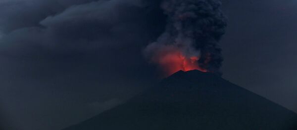 La erupción del volcán Agung en Bali La erupción del volcán Agung en Bali - Sputnik Mundo