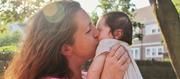 Madre besa a su bebé Madre besa a su bebé - Sputnik Mundo