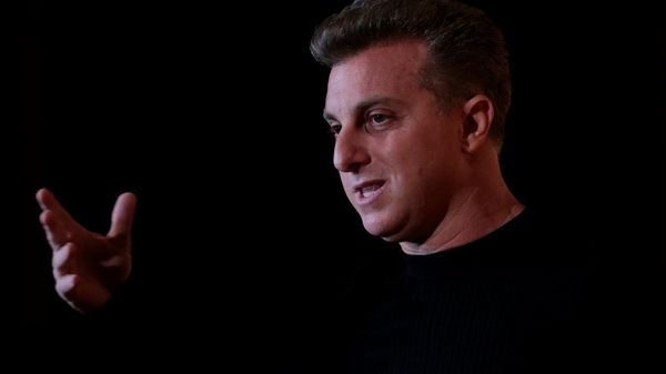 Brazilian television host Luciano Huck speaks during a forum hosted by the news magazine Veja in Sao Paulo, Brazil Brazilian television host Luciano Huck speaks during a forum hosted by the news magazine Veja in Sao Paulo, Brazil - Sputnik Mundo