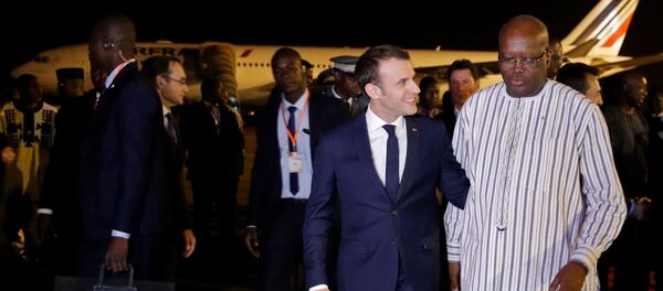Emmanuel Macron, el presidente de Francia, llega a Burkina Faso - Sputnik Mundo