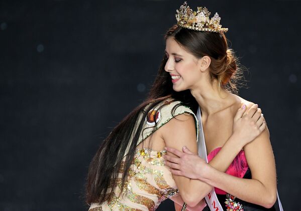 Duelo de bellezas en el certamen Miss Moscú - Sputnik Mundo